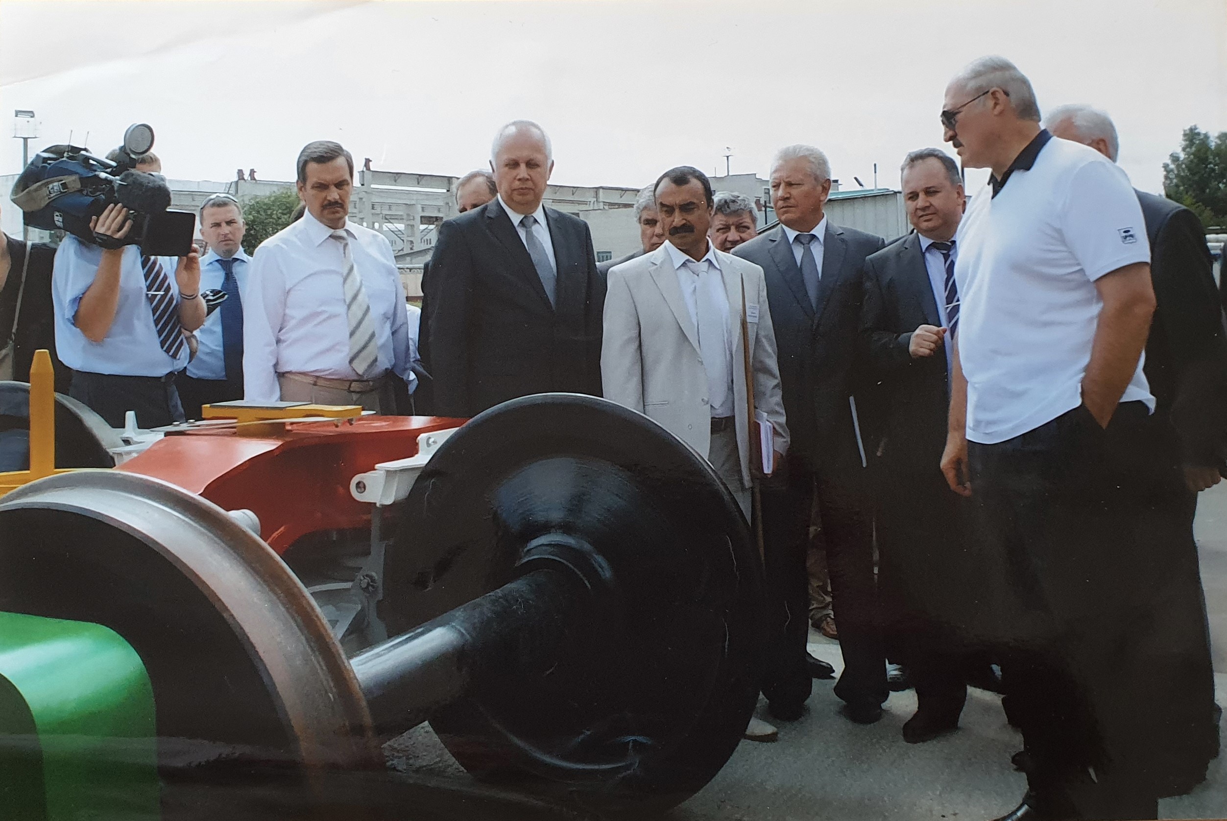 На переднем плане справа налево: 1-Лукашенко, 2-Кушнарев,  4-главный инженер ОВЗ, 5-Сивак, 6-Калинин