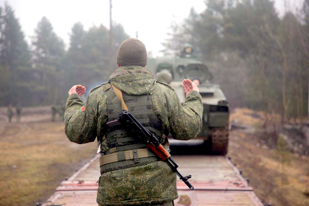 1 - фото со станции Заслоново при погрузке воинской техники 19-й механизированной бригады