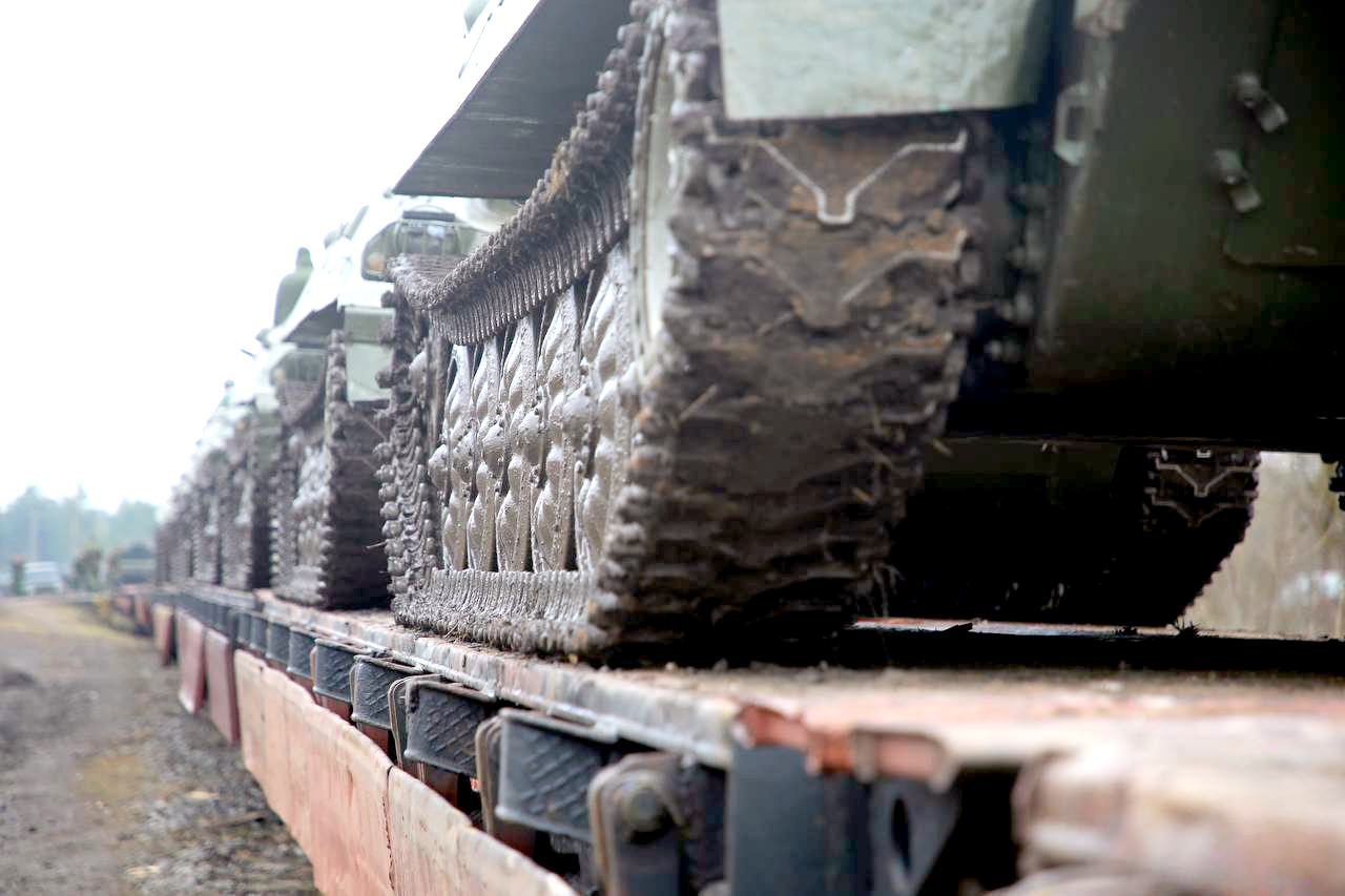 3 - фото со станции Заслоново при погрузке воинской техники 19-й механизированной бригады