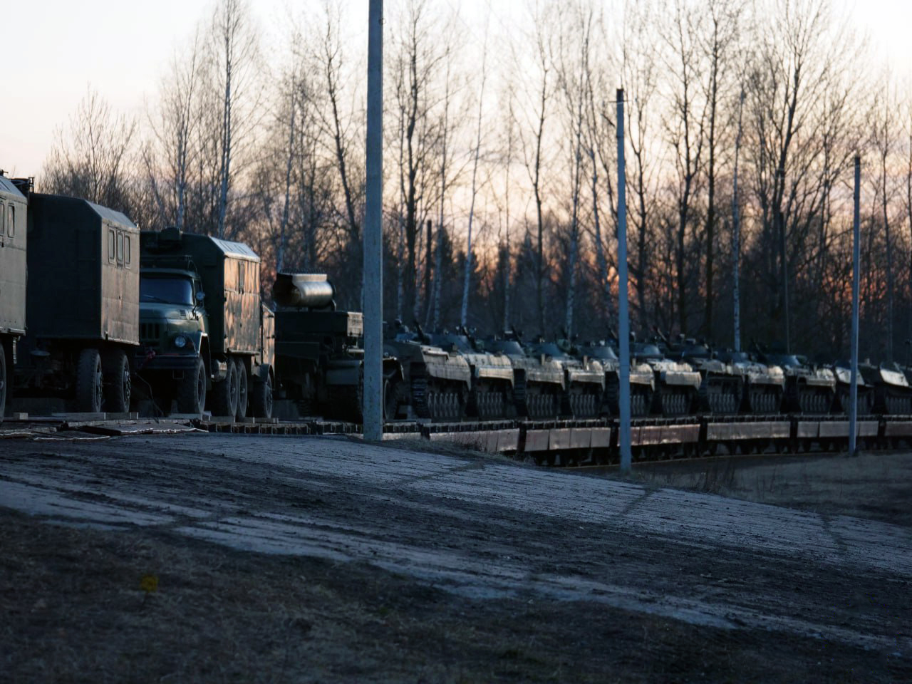 2 - фото со станции Заслоново при погрузке 1-го отдельного механизированного батальона 19-й механизированной бригады