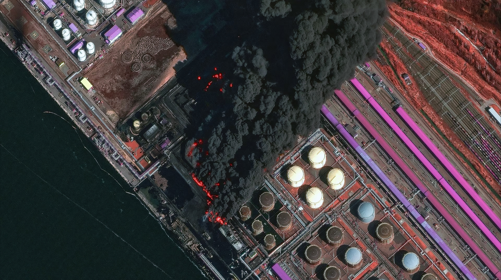 3_Спутниковые снимки от 29 марта 2026 года, фиксирующие последствия атак БПЛА на портовую инфраструктуру Усть-Луги. Источник: Reuters.