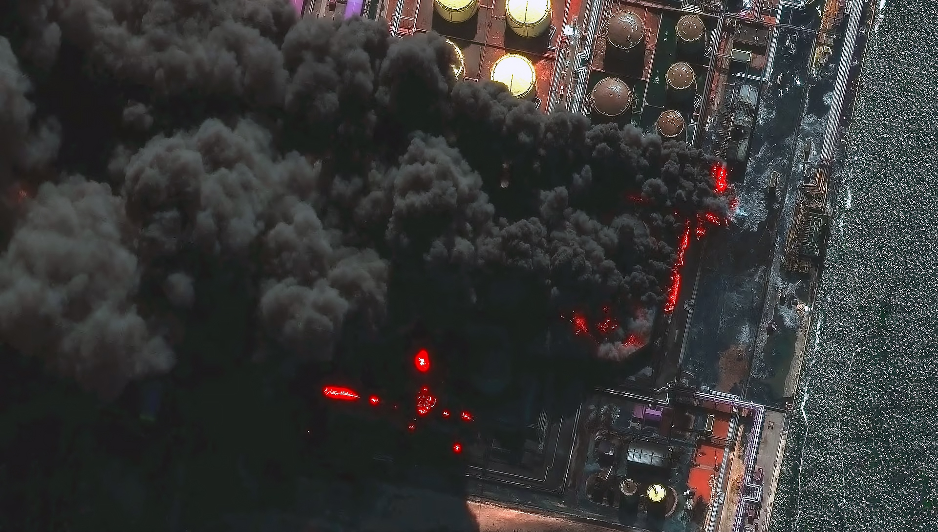 5_Спутниковые снимки от 29 марта 2026 года, фиксирующие последствия атак БПЛА на портовую инфраструктуру Усть-Луги. Источник: Reuters.