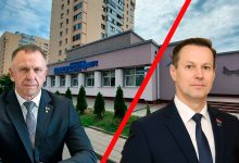 Коллаж: двое мужчин в деловых костюмах на фоне административного здания и жилых многоэтажек, разделённые красной линией